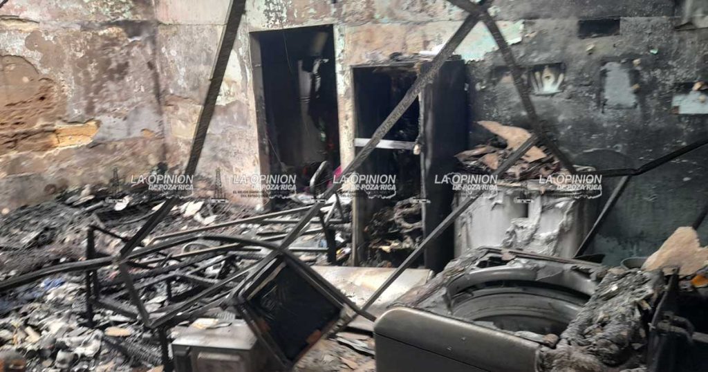 Incendio arrasa con vivienda