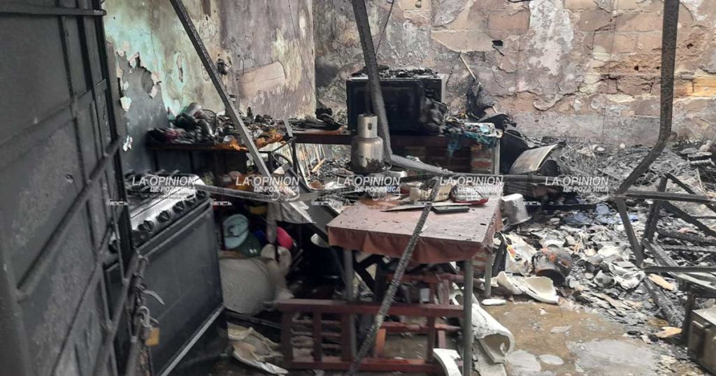 Incendio arrasa con vivienda