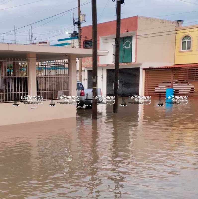 Sufren de anegaciones en el fraccionamiento Tajín Sufren de anegaciones en el fraccionamiento Tajín