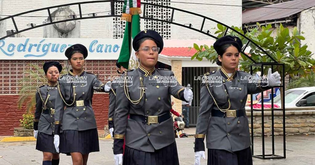 Bajo lluvia, desfile de la Revolución Bajo lluvia, desfile de la Revolución