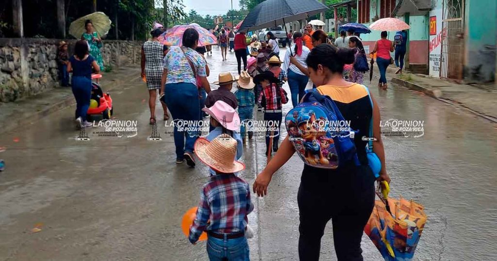 Bajo lluvia, desfile de la Revolución Bajo lluvia, desfile de la Revolución