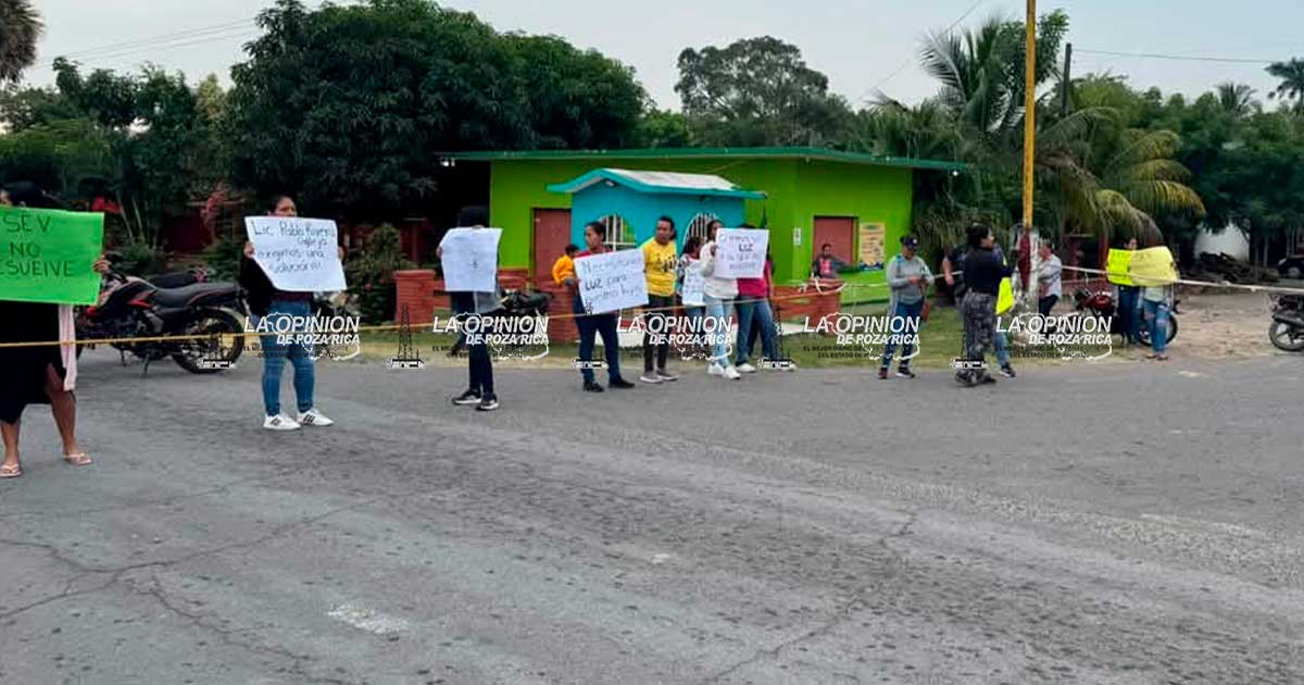 Bloquean acceso carretero en la carretera Tlalixcoyan - Ignacio de la Llave Bloquean acceso carretero en la carretera Tlalixcoyan - Ignacio de la Llave