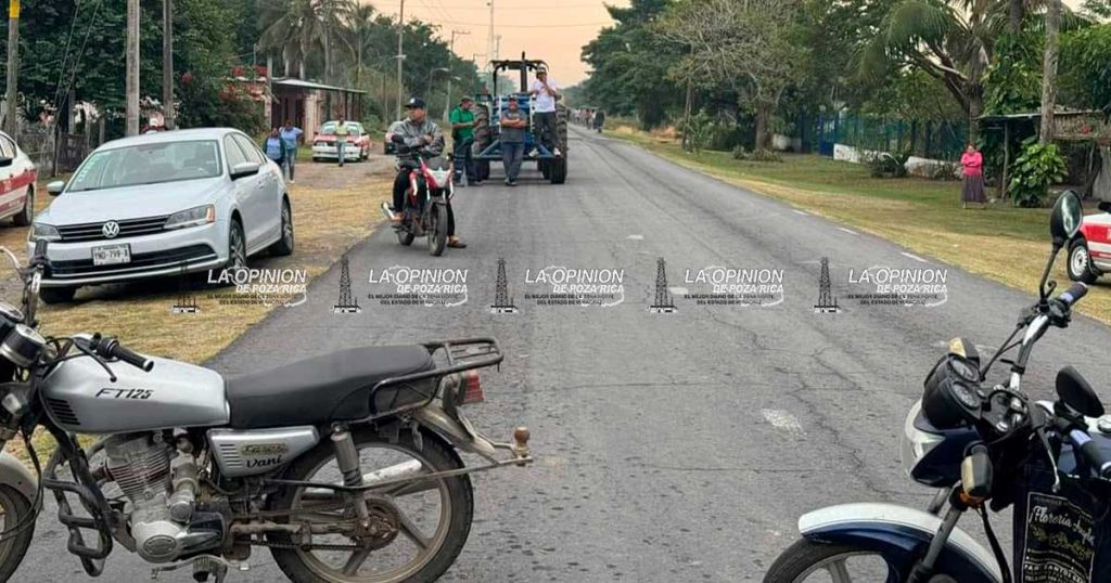 Bloquean acceso carretero en la carretera Tlalixcoyan - Ignacio de la Llave