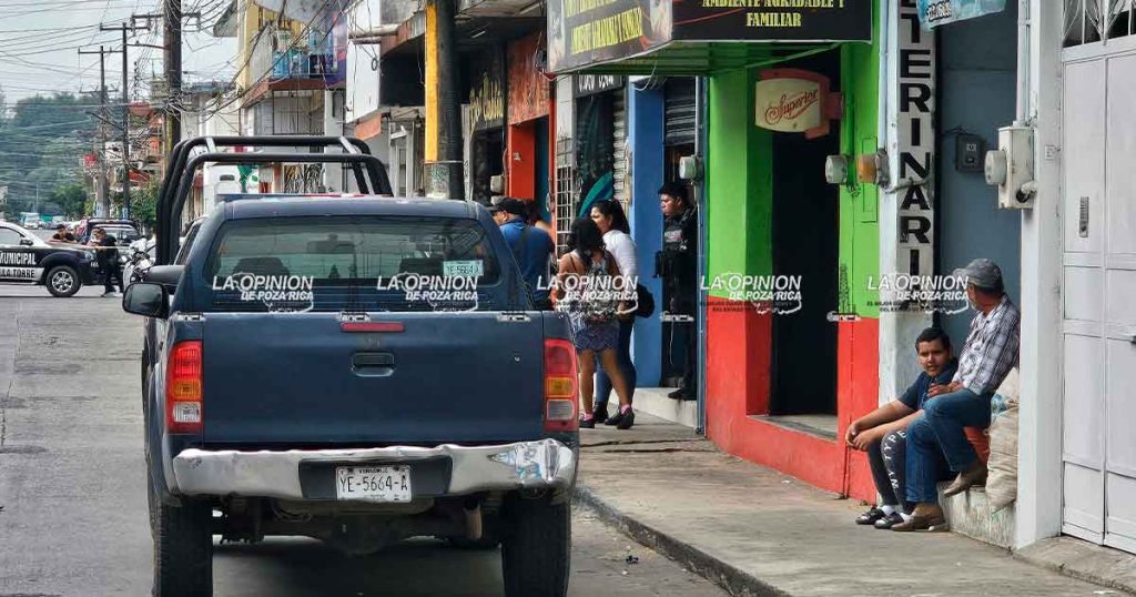 Mujer le mete balazos en una cantina mientras bebía