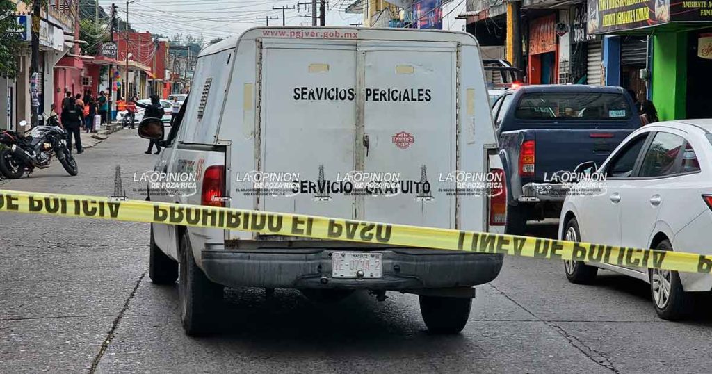 Mujer le mete balazos en una cantina mientras bebía