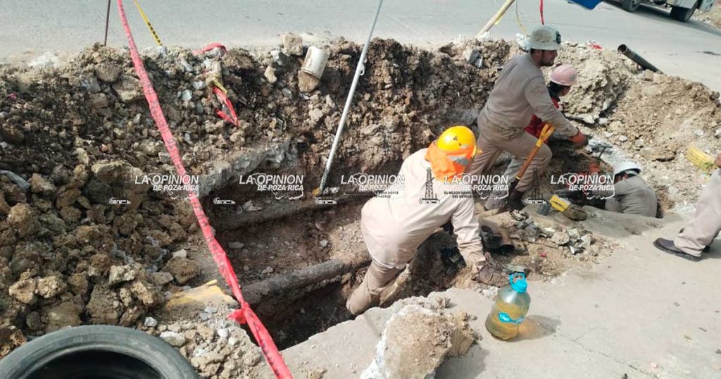 Pemex retira tramo de ducto dañado y cierra una calle Pemex retira tramo de ducto dañado y cierra una calle