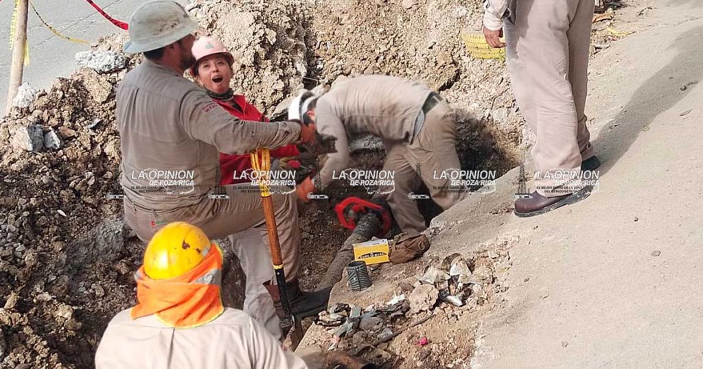 Pemex retira tramo de ducto dañado y cierra una calle Pemex retira tramo de ducto dañado y cierra una calle