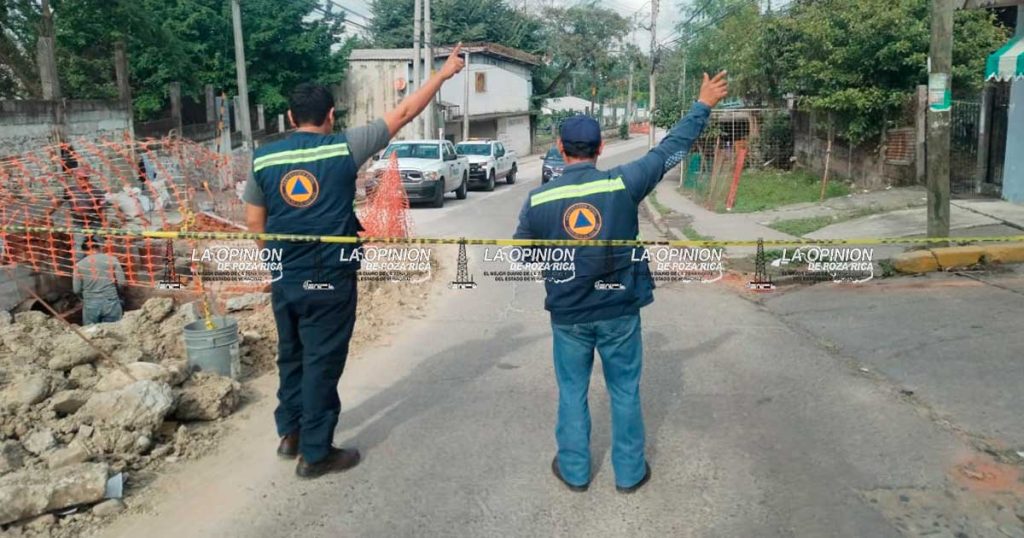 Pemex retira tramo de ducto dañado y cierra una calle Pemex retira tramo de ducto dañado y cierra una calle