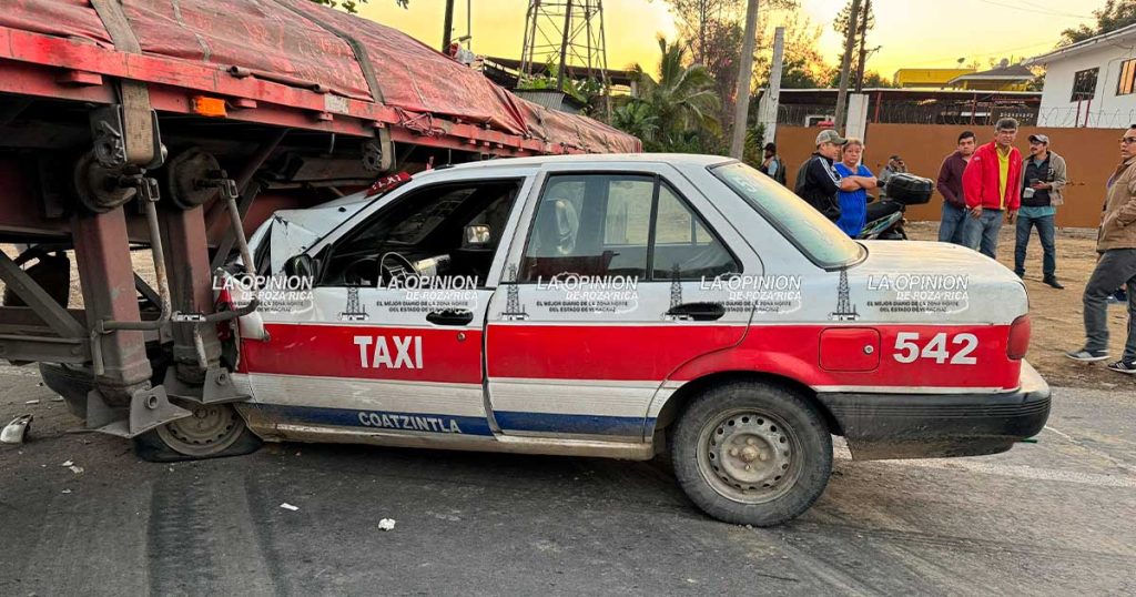 Se ensarta taxi debajo de tráiler en carretera Pachuca-Tuxpan Se ensarta taxi debajo de tráiler