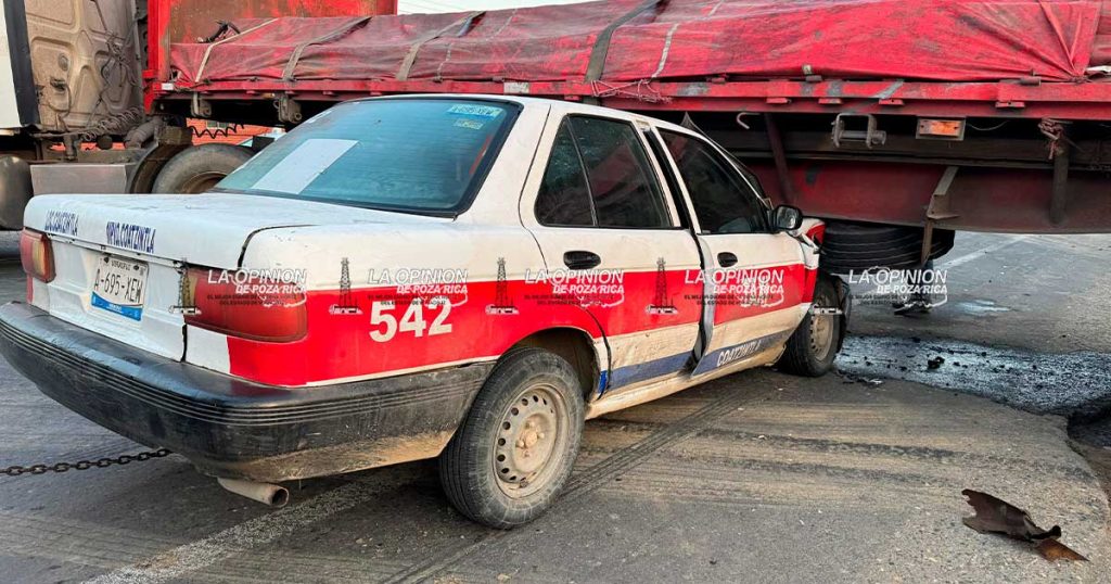 Se ensarta taxi debajo de tráiler en carretera Pachuca-Tuxpan Se ensarta taxi debajo de tráiler