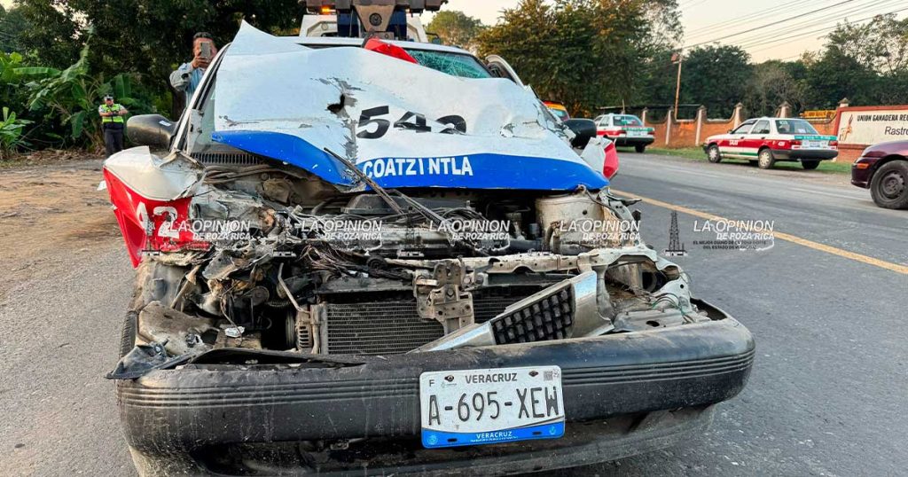 Se ensarta taxi debajo de tráiler en carretera Pachuca-Tuxpan Se ensarta taxi debajo de tráiler