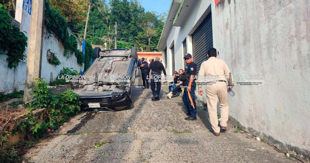Versa quedó con las llantas hacia el cielo Versa quedó con las llantas hacia el cielo