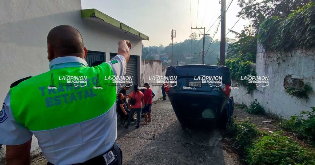 Versa quedó con las llantas hacia el cielo Versa quedó con las llantas hacia el cielo