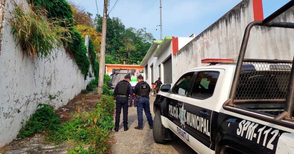 Versa quedó con las llantas hacia el cielo Versa quedó con las llantas hacia el cielo