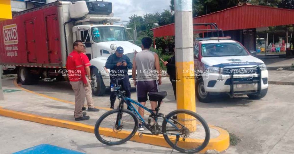 Ciclista a punto de ser aplastado por camión
