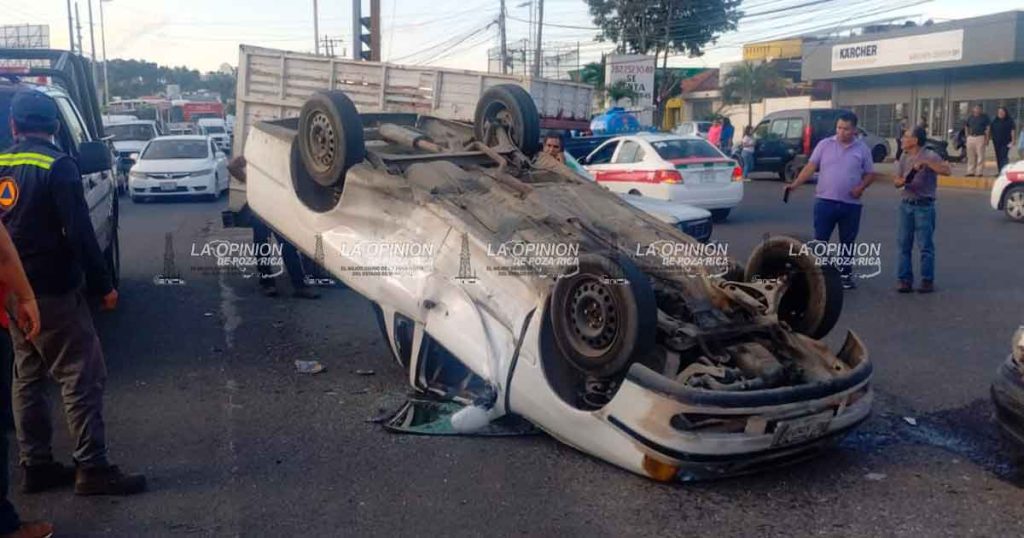 Siete lesionados en choque y volcadura