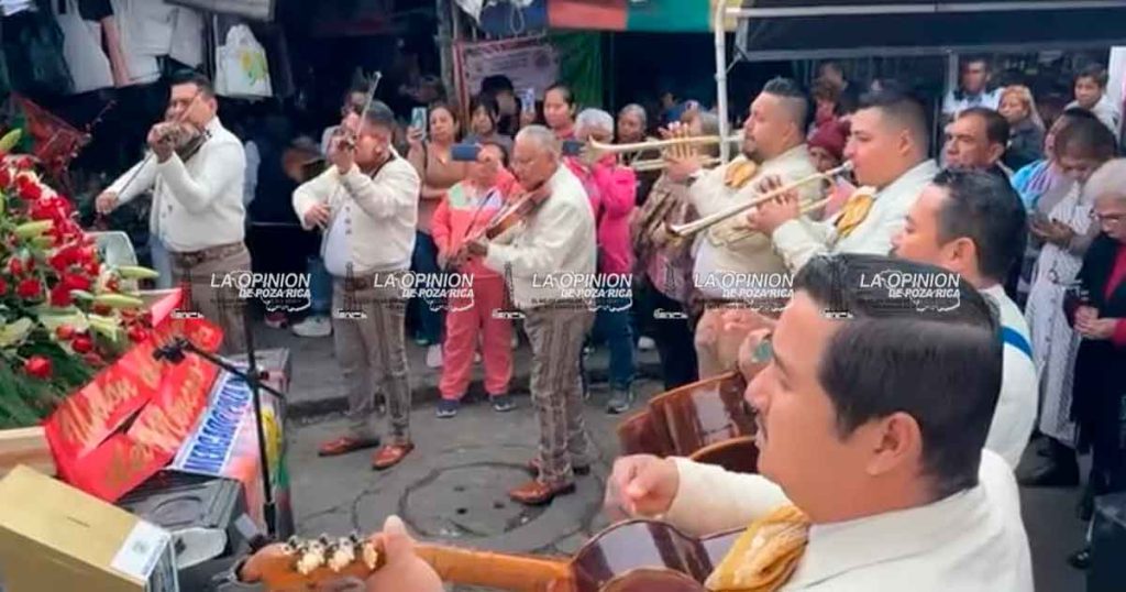 Locatarios del mercado PR desbordan su fe en la Virgen María