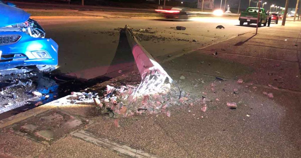Ebrio derriba poste en el Malecón
