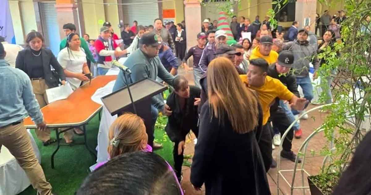 Alcalde electo rinde protesta y huye de autoridades Alcalde electo rinde protesta y huye de autoridades