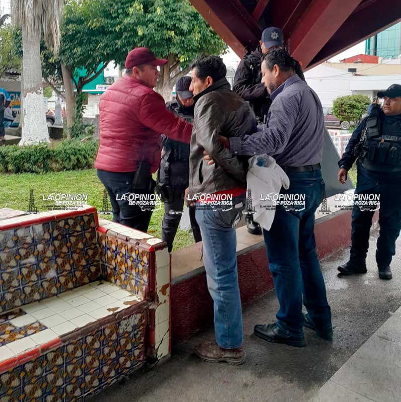 Hombre intenta aventarse de la pérgola en el parque Juárez Hombre intenta aventarse de la pérgola en el parque Juárez