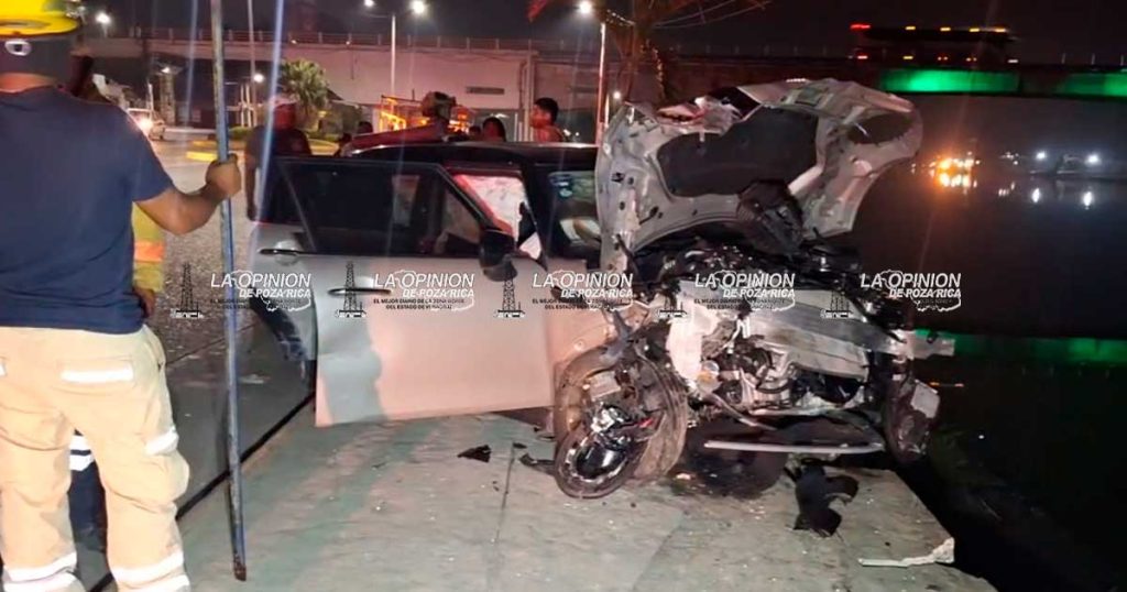 Choca Mini Cooper y destroza letras monumentales Choca Mini Cooper y destroza letras monumentales