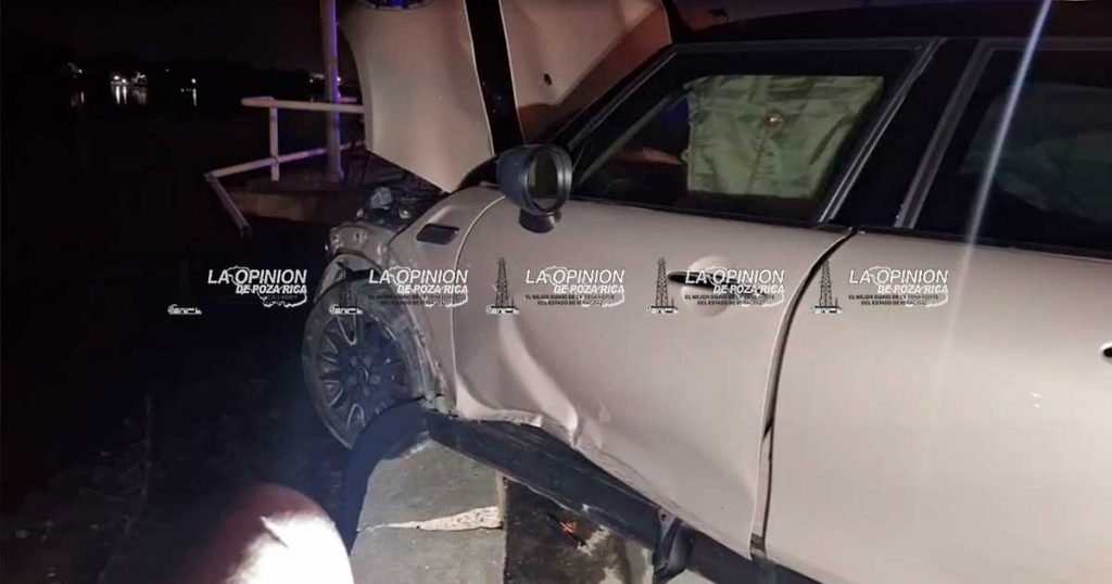 Choca Mini Cooper y destroza letras monumentales Choca Mini Cooper y destroza letras monumentales