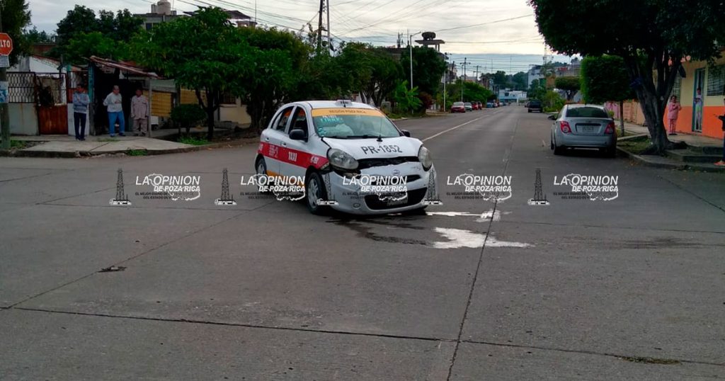 Encontronazo entre taxi y camioneta en cruce de calle Panamá y Brasil Encontronazo entre taxi y camioneta en cruce de calle Panamá y Brasil