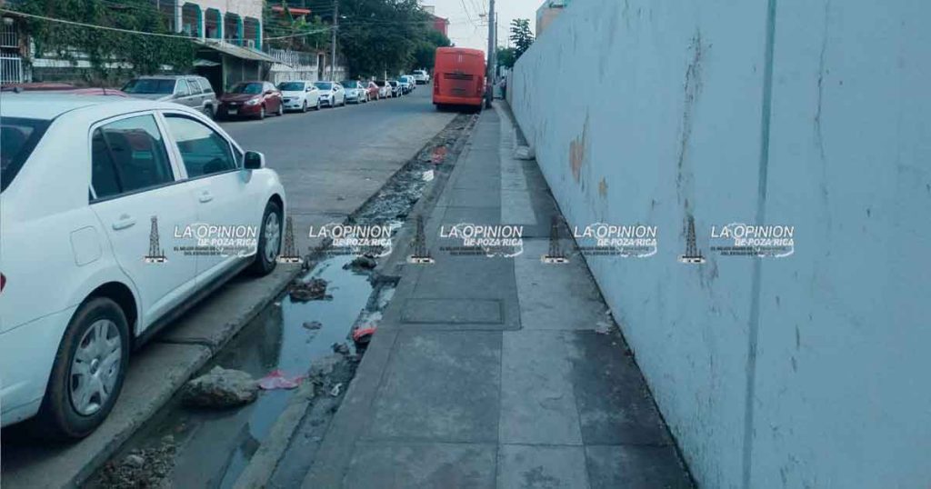 Zanja genera problemas a espaldas de la clínica N. 24 del IMSS