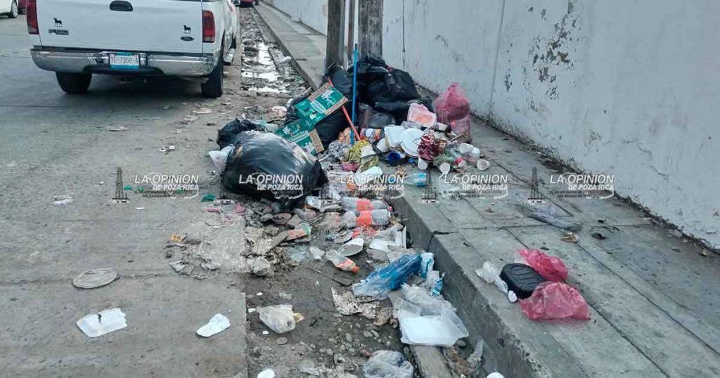 Zanja genera problemas a espaldas de la clínica N. 24 del IMSS