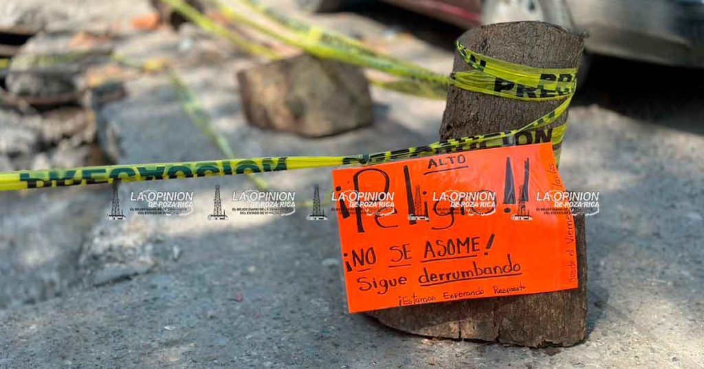 Socavón desquicia en la Ávila Camacho Socavón desquicia en la Ávila Camacho