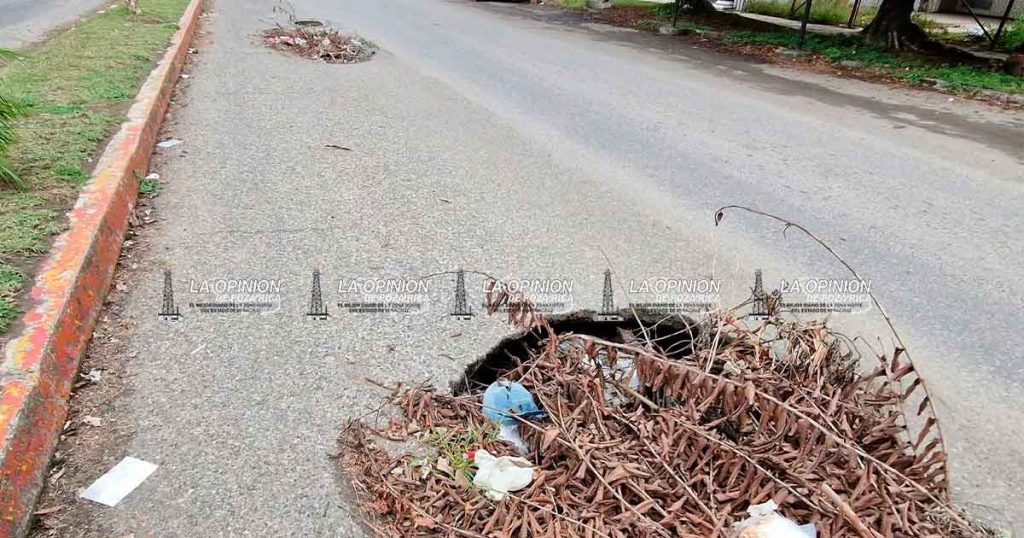 Socavón desquicia en la Ávila Camacho Socavón desquicia en la Ávila Camacho