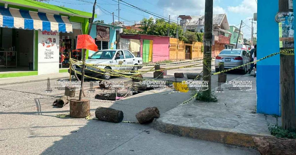 Socavón desquicia en la Ávila Camacho Socavón desquicia en la Ávila Camacho