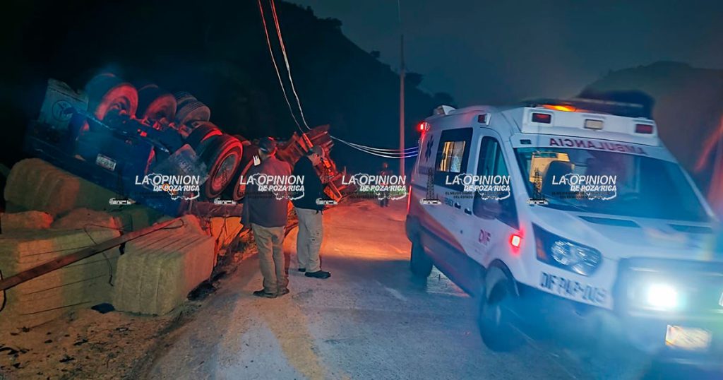 Vuelca pesada unidad en el bulevar Tajín Vuelca pesada unidad en el bulevar Tajín