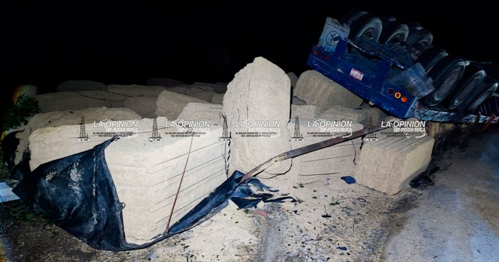 Vuelca pesada unidad en el bulevar Tajín Vuelca pesada unidad en el bulevar Tajín