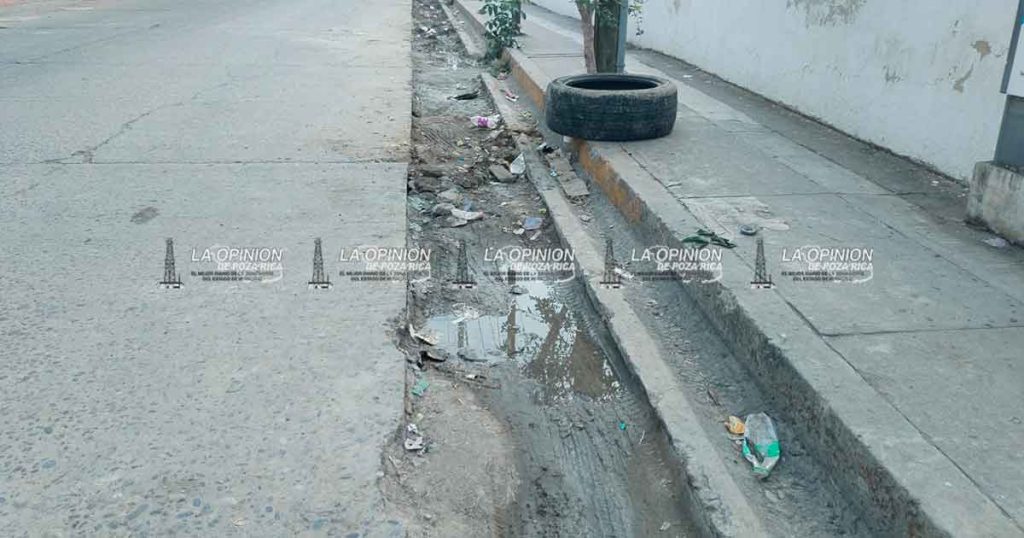 Zanja genera problemas a espaldas de la clínica N. 24 del IMSS