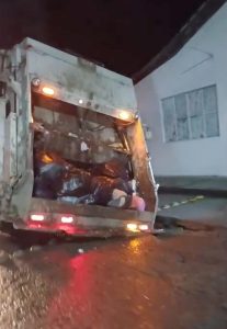 Camión de basura queda atrapado en socavón