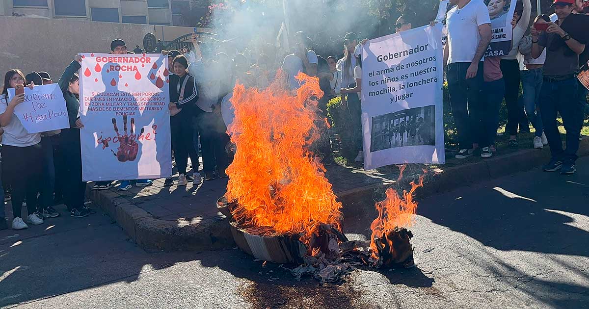 Queman piñata de Rocha Moya en protesta