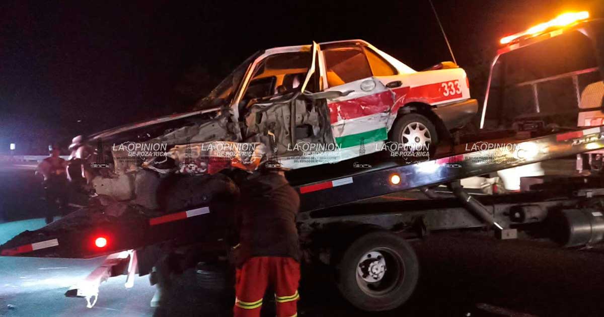 Taxi tihuateco es impactado por camioneta sobre la autopista Taxi tihuateco es impactado por camioneta sobre la autopista