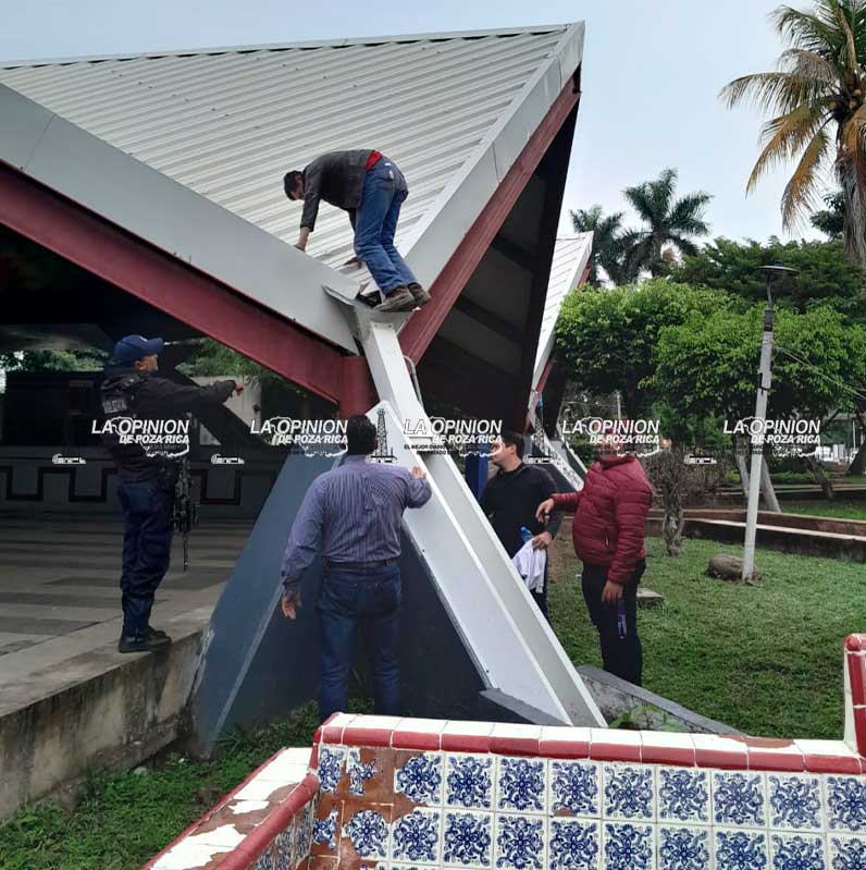 Hombre intenta aventarse de la pérgola en el parque Juárez Hombre intenta aventarse de la pérgola en el parque Juárez