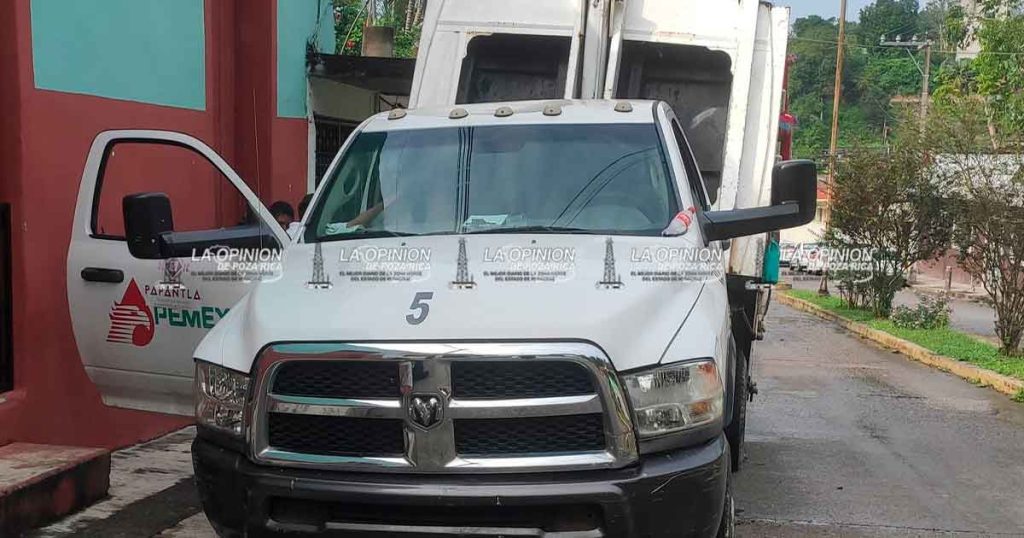 Camioneta de limpia pública quedó a la mitad