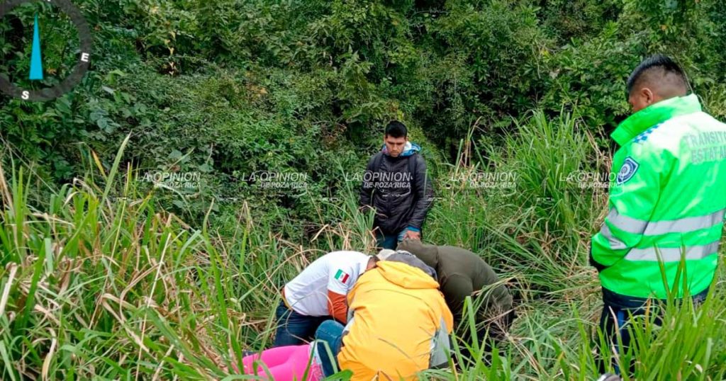 Pareja lesionada al derrapar en su moto