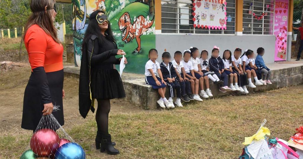 Universitarios llevan obsequios a infantes