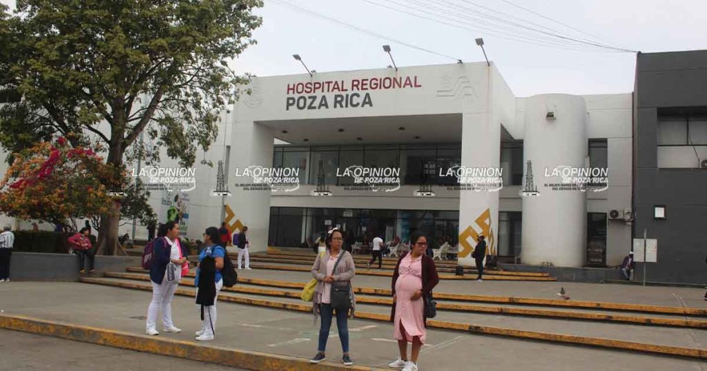 Duermen en la intemperie en el Hospital Regional PR