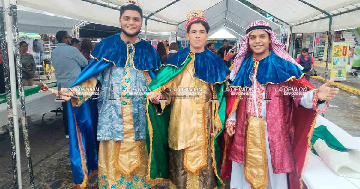 Lluvia de regalos en el Día de Reyes en el mercado Poza Rica