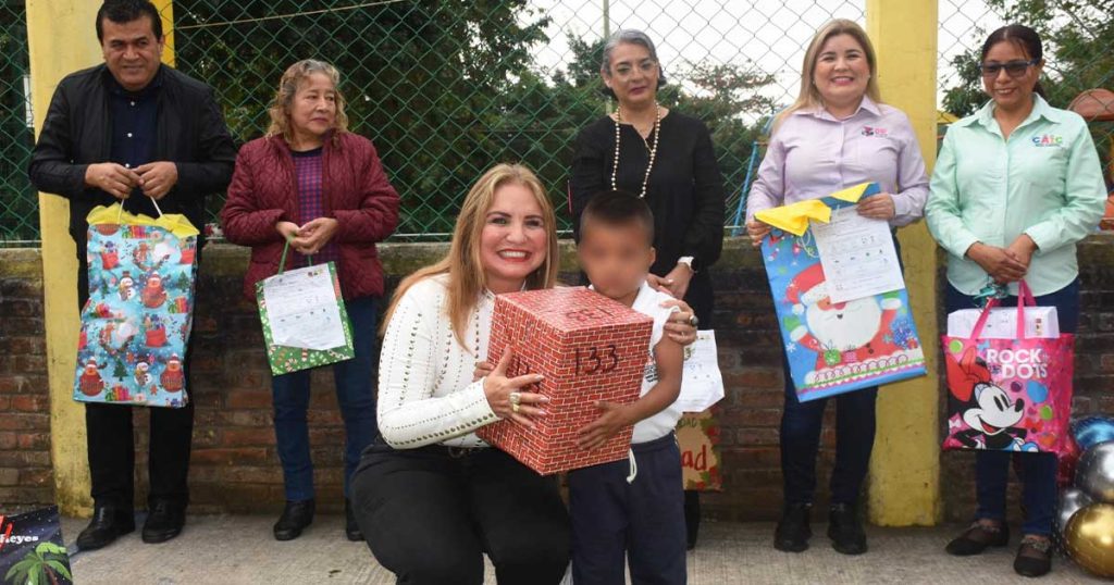 Universitarios llevan obsequios a infantes