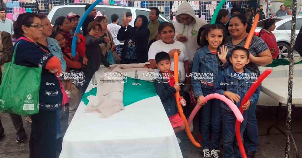 Lluvia de regalos en el Día de Reyes en el mercado Poza Rica