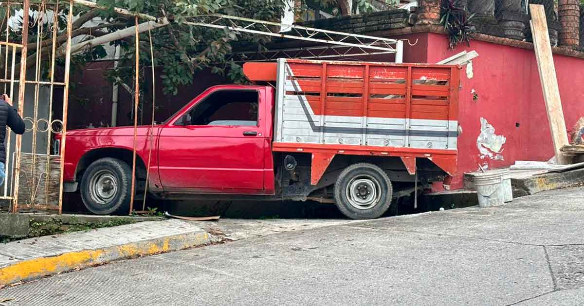 Sufrió una falla mecánica y se impacta contra un domicilio Sufrió una falla mecánica y se impacta contra un domicilio