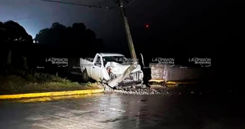 Estrella camioneta contra poste de CFE