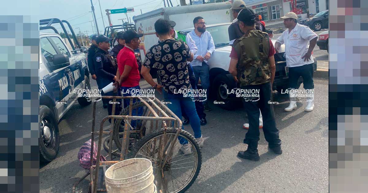 Camioneta de Pollos Sinaloa embiste triciclo Camioneta de Pollos Sinaloa embiste triciclo