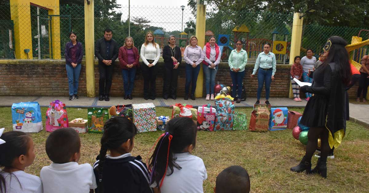 Universitarios llevan obsequios a infantes Universitarios llevan obsequios a infantes